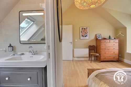 a bathroom with a sink and a mirror at Fontaine aman in La Roche-Derrien