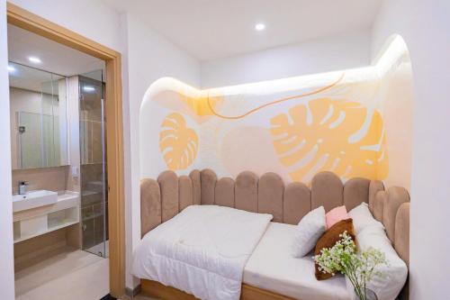 a bedroom with a bed and a bathroom at THE SONG CĂN HỘ GẦN BÃI SAU THÁP TAM THẮNG - Po'sHomestay Luxury Bãi Sau in Vung Tau