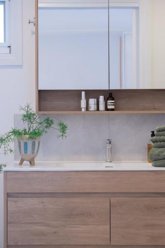 a kitchen counter with a sink and a mirror at Modern room in Williamstown in Williamstown