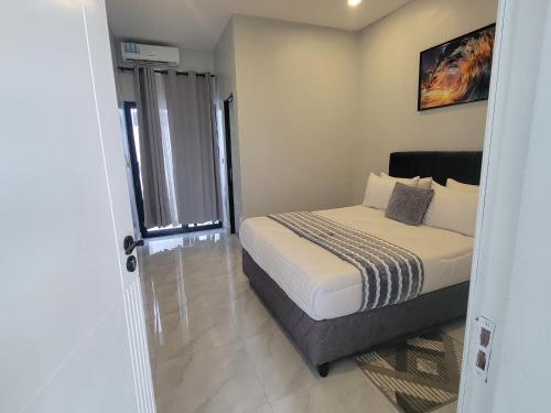 Postel nebo postele na pokoji v ubytování MARIGOLD APARTMENTS in Salama Park