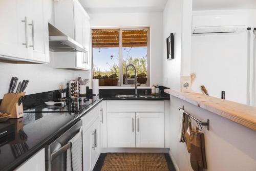 Kuchyň nebo kuchyňský kout v ubytování Joshua Tree Olive Farm - Serenity, Spa, Views