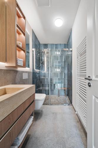 a bathroom with a toilet and a sink and a shower at Alte Schule Westerhever Vollerwiek in Westerhever
