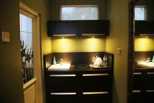 尼甘布Donald Mansion的厨房配有两个水槽和台面