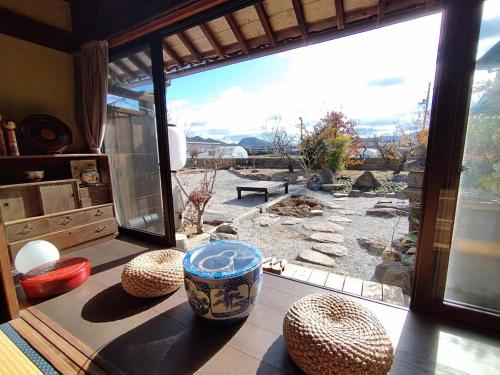 une pièce avec une grande fenêtre avec vue dans l'établissement さぬきの宿 古民家 岡本, à Oda