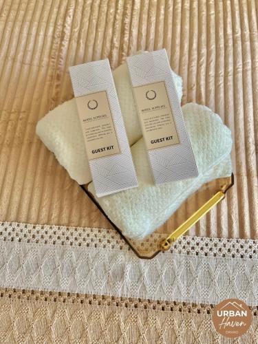 twee labels bovenop een kussen op een bed bij Urban Haven Davao in Davao City