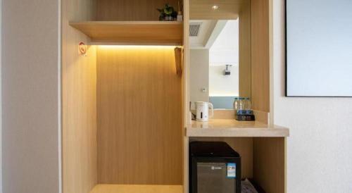 een kleine keuken met een aanrecht en een aanrecht bij The Grace Hotel Shanghai Yexie in Linjiaqiao