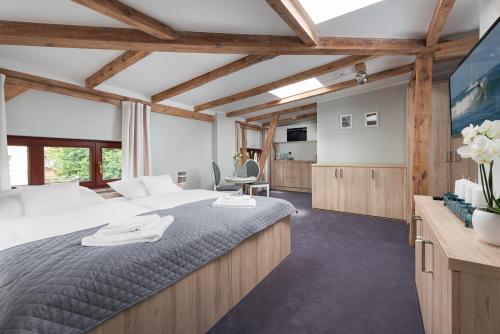 プツクにあるWilla Nowa Zatokaの大きなベッドとテレビのある寝室