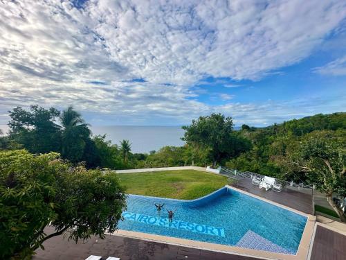 Bazén v ubytování De Cairo's Mountain & Ocean View Resort nebo v jeho okolí