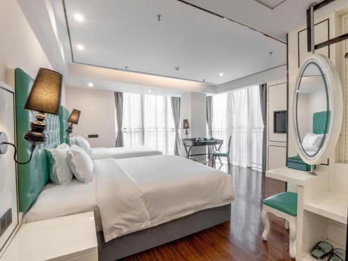 Ένα ή περισσότερα κρεβάτια σε δωμάτιο στο Xana Lite Anqing Yuexi Swan Squre Branch