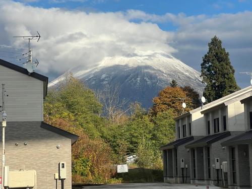Afbeelding uit fotogalerij van Niseko Cozy House Warm 2DK Near Ski Resorts Free Parking in Niseko