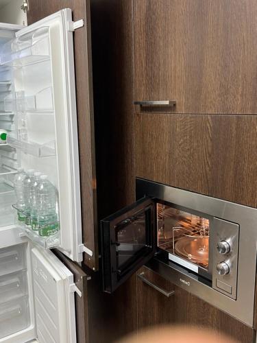 un horno microondas dentro de una nevera en Muscat Bay ! - Stay Where Ocean, Mountains and Luxury Come Together !, en Mascate