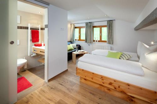 ein Schlafzimmer mit einem Bett und ein Wohnzimmer in der Unterkunft Aparthotel Brunnenhof in Damüls