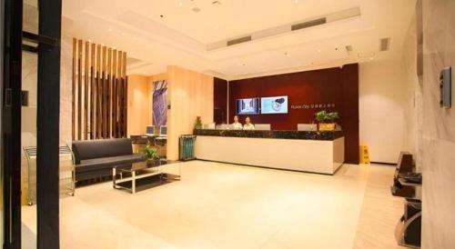 a lobby of a hotel with a bar in the middle at City Comfort Inn Huaihua Tunnel Bus Station in Tongdao