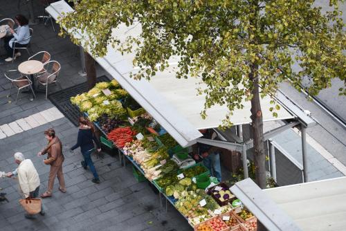 an overhead view of a fruit and vegetable market at Hôtel & Appartements Monsigny in Nice