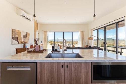 Kuchyň nebo kuchyňský kout v ubytování New Home with Gorgeous Views Spa Noetic House