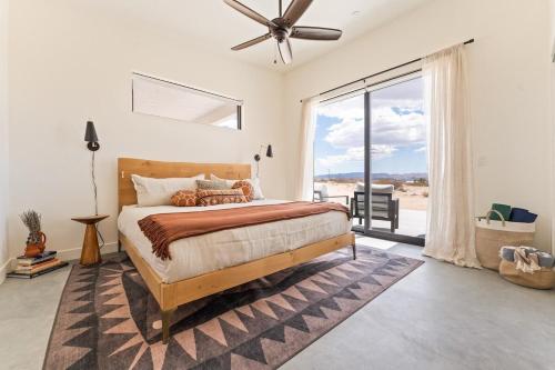 Postel nebo postele na pokoji v ubytování New Home with Gorgeous Views Spa Noetic House