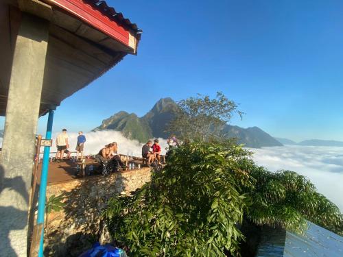 eine Gruppe von Menschen, die auf einem Berg sitzen in der Unterkunft Nong Khiaw Over Night Camping Sunrise and Sunset At Phadeng Peak Viewpoint in Ban Sôphoun