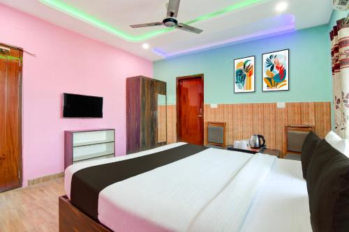 Μια τηλεόραση ή/και κέντρο ψυχαγωγίας στο Hotel O Eastern Crossway Siliguri Formerly Utsho