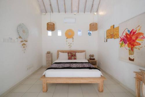 - une chambre avec un lit et un banc en bois dans l'établissement Beji Ayu Seminyak - 1 Bedroom Private Villa, à Seminyak
