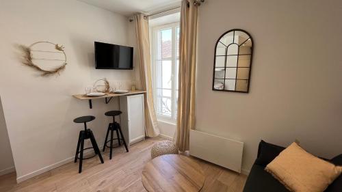 TV a/nebo společenská místnost v ubytování Le Nid Doré au calme