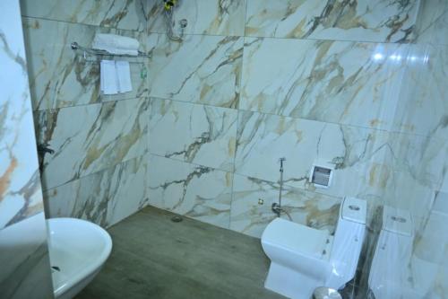 Koupelna v ubytování Rama Grand Palace