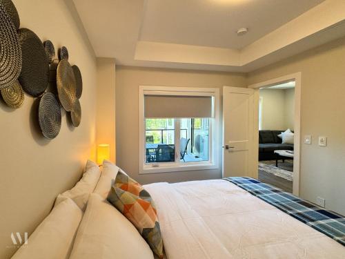 Una cama o camas en una habitación de Paradise Point - Hot Tub & Mountain Views