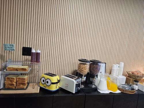 Un mostrador con una mesa con una tostadora y algo de comida. en Chuncheon Stay, en Chuncheon