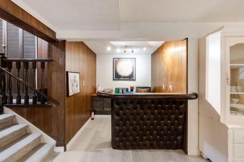 een hal met een trap en een aanrecht in een huis bij Vacation Home in Van West in Vancouver