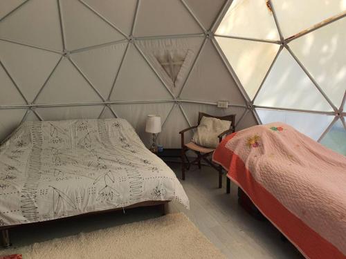 Postel nebo postele na pokoji v ubytování Dome Treehouses for family 2 adults 2 kids