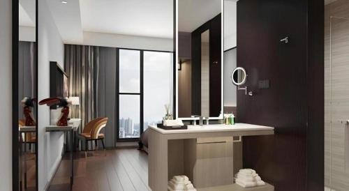 un baño con lavabo y espejo en GYA Hotel Taiyuan Zonggai Zone Ancient County Chengnan Station, en Taiyuán