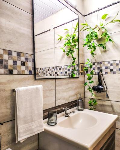 a bathroom with a sink and a mirror at Alojamiento familiar cerca del Aeropuerto - SKYHOME FAMILY - Luque in Nu Guazu
