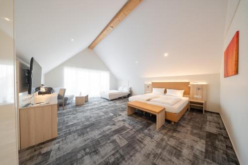 Un dormitorio con una cama y un lavabo en una habitación. en Hotel Adler - Paulas Alb, en Ehingen