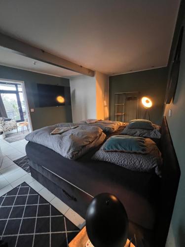 a bedroom with two beds in a room at Fewo Weitblick - Licht, Ruhe und Raum in Greven