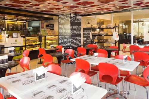 een restaurant met witte tafels en rode stoelen bij City Center Hotel in Baguio