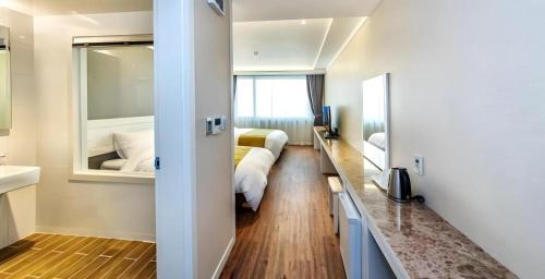 Postel nebo postele na pokoji v ubytování Galaxy Hotel