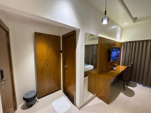 Μια τηλεόραση ή/και κέντρο ψυχαγωγίας στο Hotel Sai Seeta Palace Newly Renovated