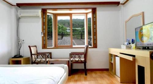 Postel nebo postele na pokoji v ubytování Goodstay Jirisan Little Prince Pension