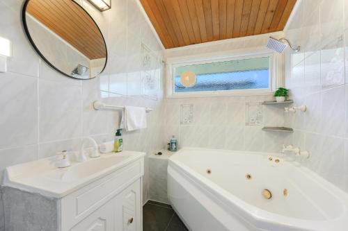 Koupelna v ubytování Casula cozy 3Br home with parking & WiFi