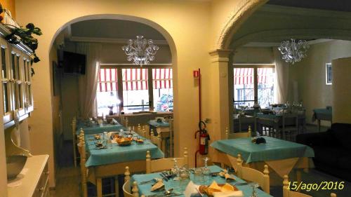 uma sala de jantar com duas mesas com toalha de mesa azul em Hotel Solaris em Giulianova