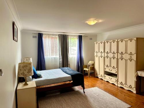 Ένα ή περισσότερα κρεβάτια σε δωμάτιο στο The Villawood Villa - your stylish Sydney stay with vintage charm