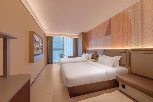 une chambre d'hôtel avec deux lits et une fenêtre dans l'établissement Kouring Ruiyue Hotel Guogongzhuang Subway Station Branch, à Pékin