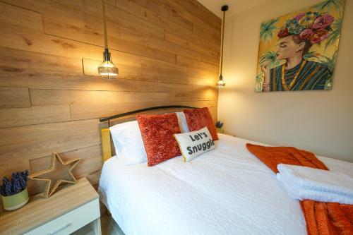 Ένα ή περισσότερα κρεβάτια σε δωμάτιο στο Moon One bedroom Apartment with Access to Garden Close to Town Train Hospital Long Booking Welcome