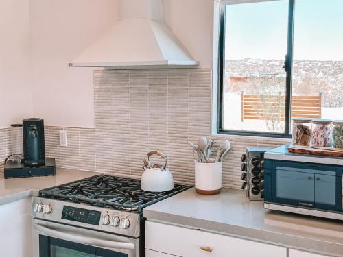 Fotografie z fotogalerie ubytování Romantic Stargazing Escape Starlight Sanctuary v destinaci Joshua Tree