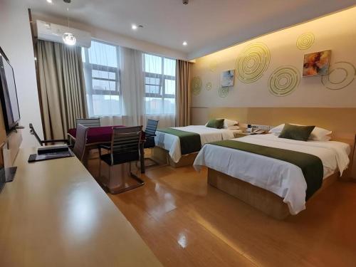 Postel nebo postele na pokoji v ubytování GreenTree Inn Shangrao Yueliangwan Automobile City