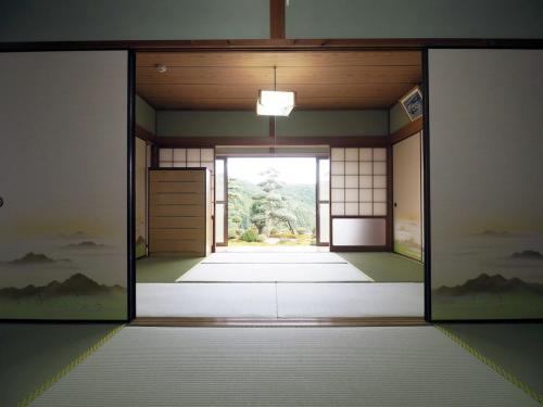 Zugang zu einem Zimmer mit in der Unterkunft 星空と田園風景のウェルカムハウス in Uwano