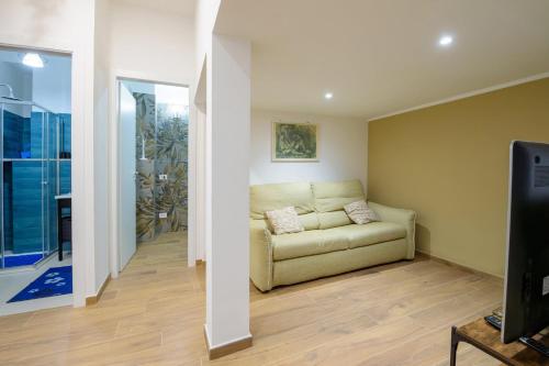 a living room with a couch and a tv at villa del mare in Nettuno