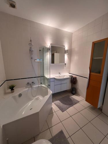 a bathroom with a tub and a sink at Fewo Weitblick - Licht, Ruhe und Raum in Greven