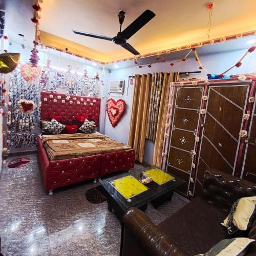 a living room with a red couch and a table at Hotel The Deep Presidency in Jāmb