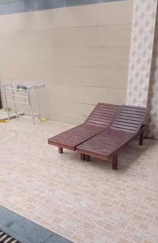 un banco de madera sentado en el medio de una habitación en Villa Hayoo marem, en Sukowati