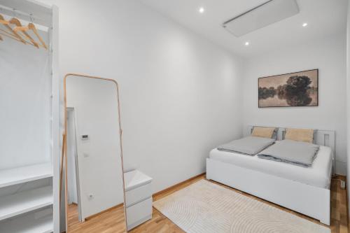 Inner City Apartment - Near Schönbrunn and Metro - Self Check-In